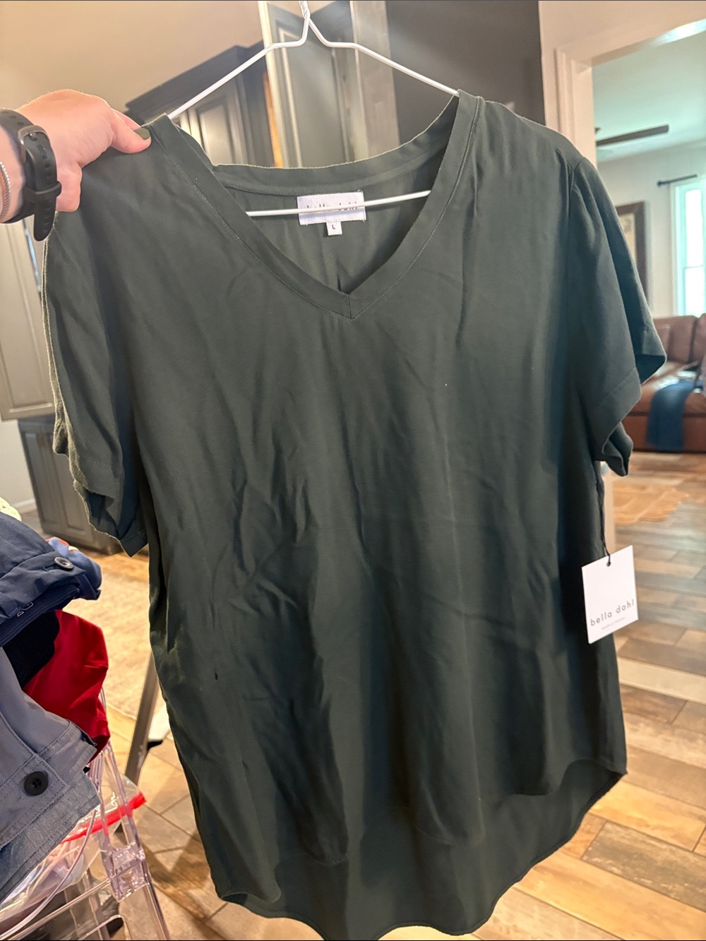Bella Dahl V-Neck Short Sleeve Top in Dark Green